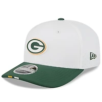 Casquette ajustable 9SEVENTY pour homme New Era, blanche/verte, du camp d'entraînement NFL 2025 des Green Bay Packers