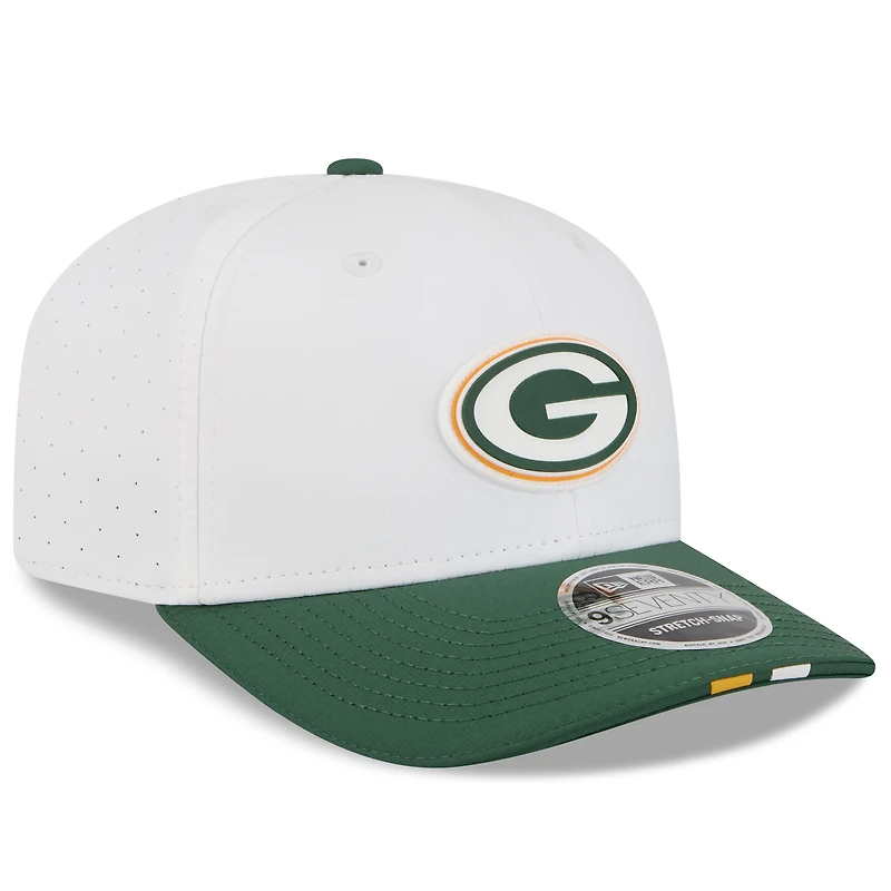 Casquette ajustable 9SEVENTY pour homme New Era, blanche/verte, du camp d'entraînement NFL 2025 des Green Bay Packers