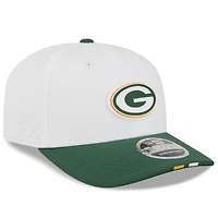 Casquette ajustable 9SEVENTY pour homme New Era, blanche/verte, du camp d'entraînement NFL 2025 des Green Bay Packers