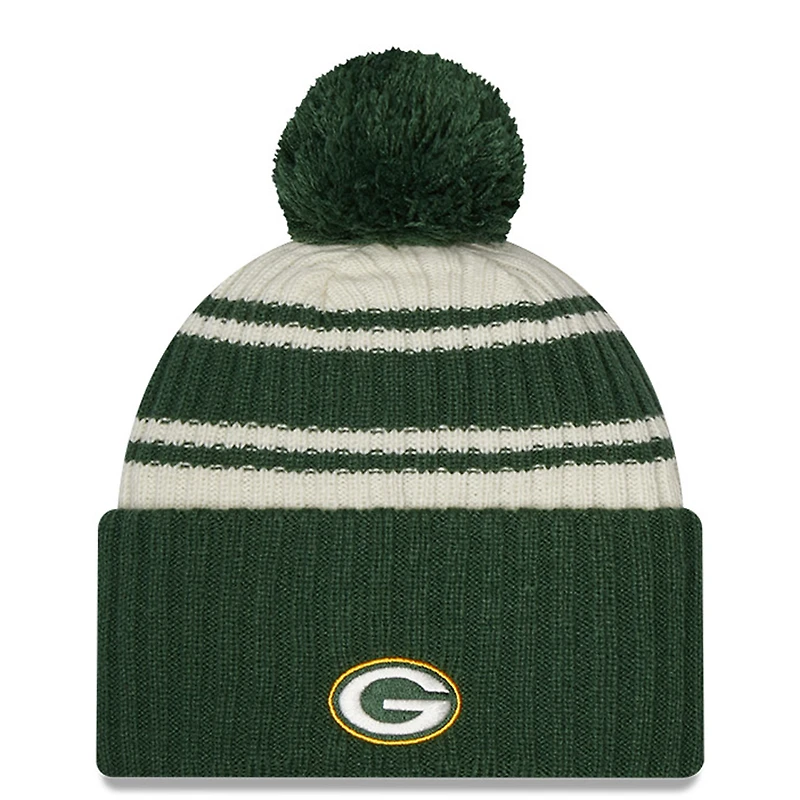 Jeune New Era Crème/Vert Green Bay Packers 2022 Sideline - Tuque sport en tricot à revers avec pompons