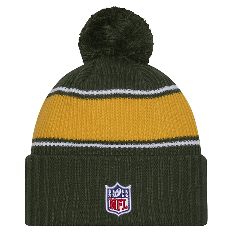 Bonnet tricoté à revers avec pompon pour jeunes New Era Green Bay Packers 2024 Sideline Sport