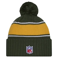 Bonnet tricoté à revers avec pompon pour jeunes New Era Green Bay Packers 2024 Sideline Sport