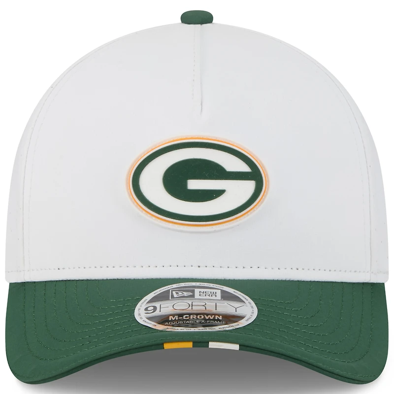 Casquette ajustable New Era 9FORTY A-Frame blanche/verte pour jeunes Green Bay Packers, camp d'entraînement NFL 2025