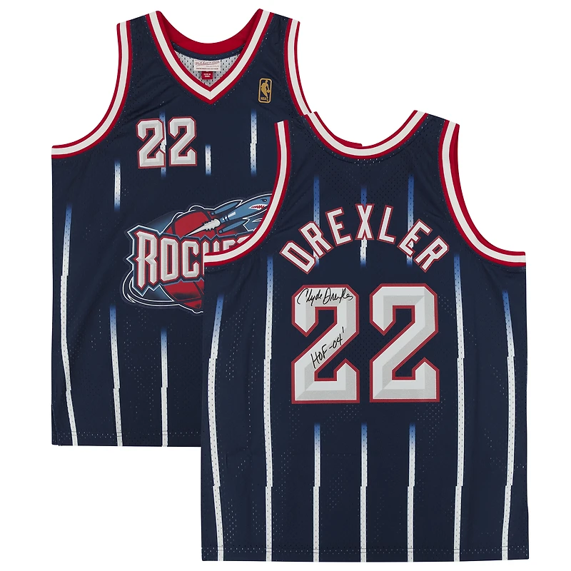 Maillot réplique autographié par Clyde Drexler des Houston Rockets de la marine Mitchell & Ness 1995-96 avec inscription « HOF 04 »