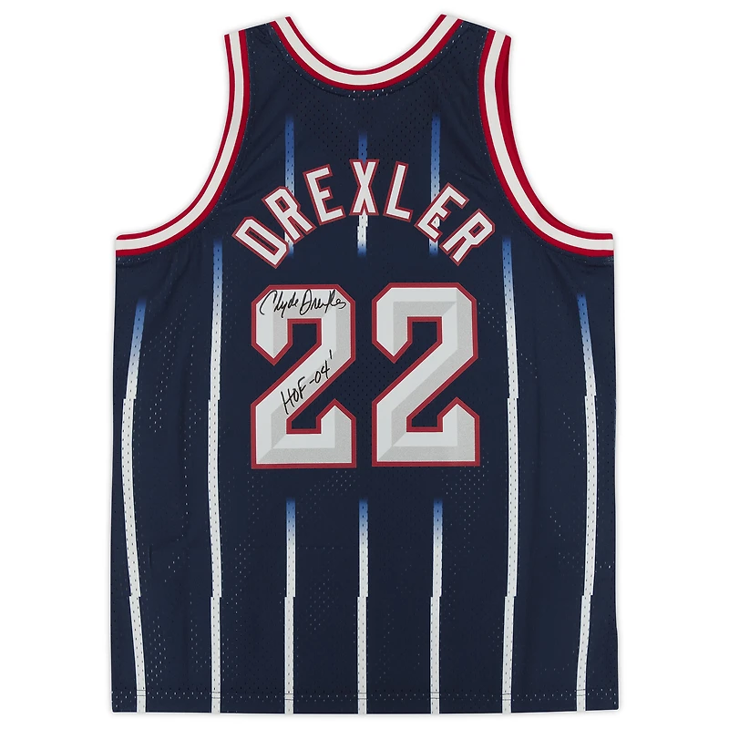 Maillot réplique autographié par Clyde Drexler des Houston Rockets de la marine Mitchell & Ness 1995-96 avec inscription « HOF 04 »