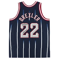 Maillot réplique autographié par Clyde Drexler des Houston Rockets de la marine Mitchell & Ness 1995-96 avec inscription « HOF 04 »