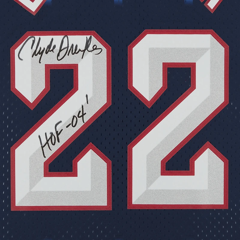 Maillot réplique autographié par Clyde Drexler des Houston Rockets de la marine Mitchell & Ness 1995-96 avec inscription « HOF 04 »