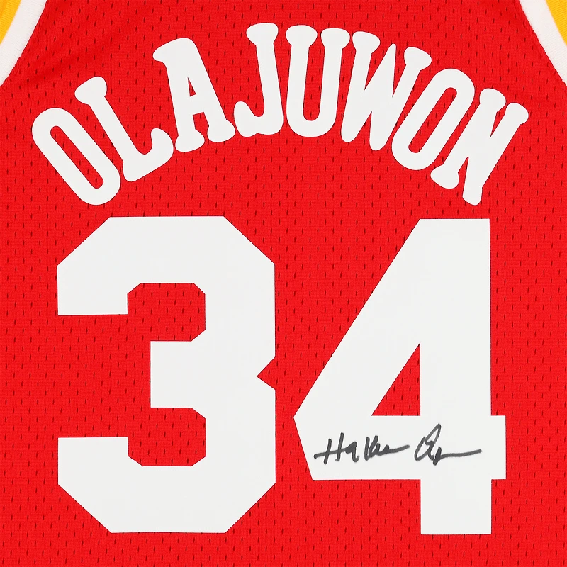 Maillot Swingman autographié Mitchell & Ness rouge 1993-94 des Houston Rockets par Hakeem Olajuwon