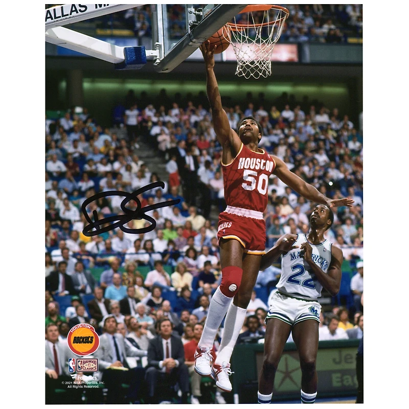Photographie autographiée de Ralph Sampson des Houston Rockets contre les Dallas Mavericks, 8" x 10"