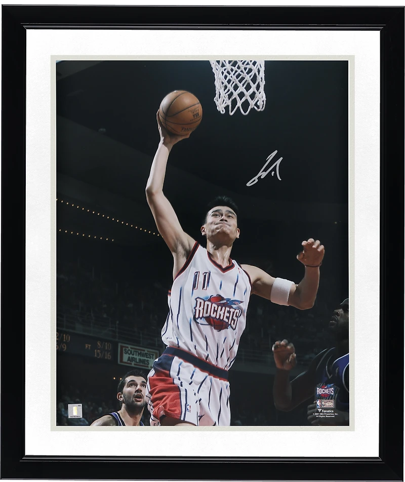 Photo dédicacée de Yao Ming (Houston Rockets) - Dunk contre les Sacramento Kings (40,6 x 50,8 cm)