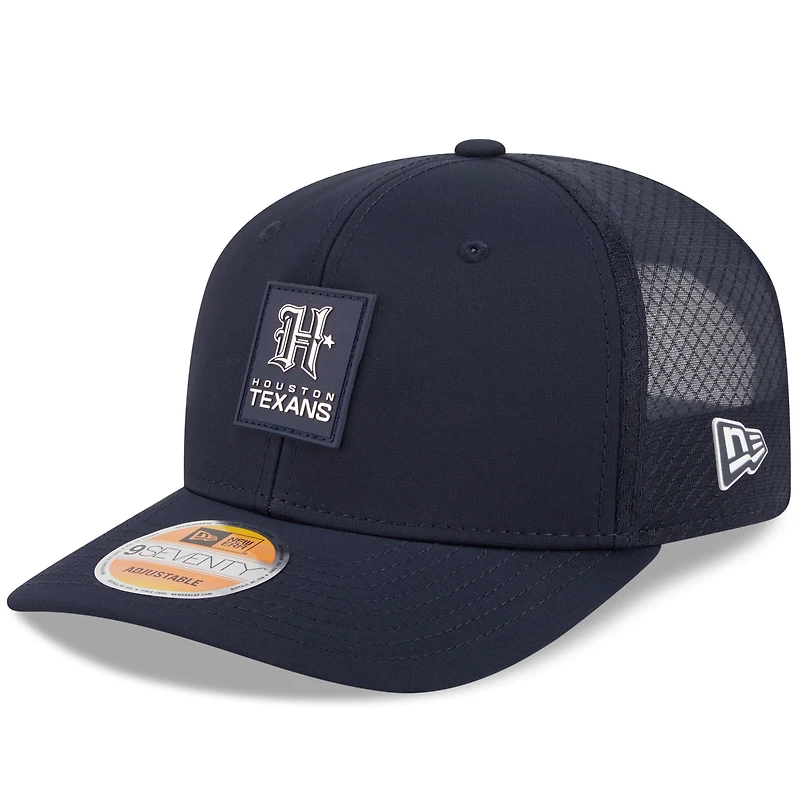Casquette ajustable New Era bleu marine Houston Texans 2025 Sideline H-Town 9SEVENTY Trucker pour homme