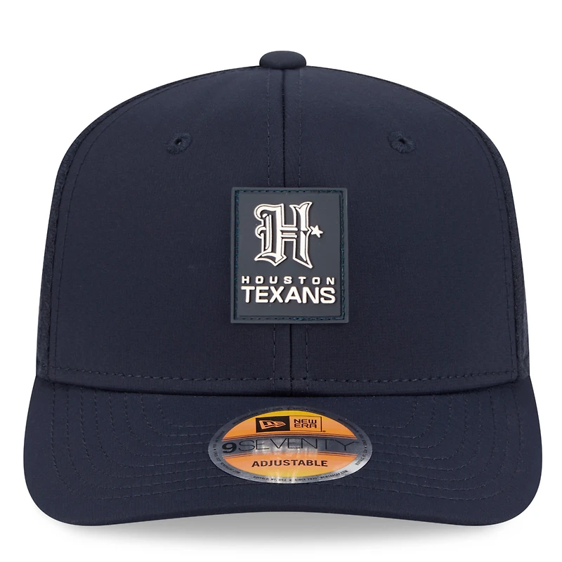 Casquette ajustable New Era bleu marine Houston Texans 2025 Sideline H-Town 9SEVENTY Trucker pour homme