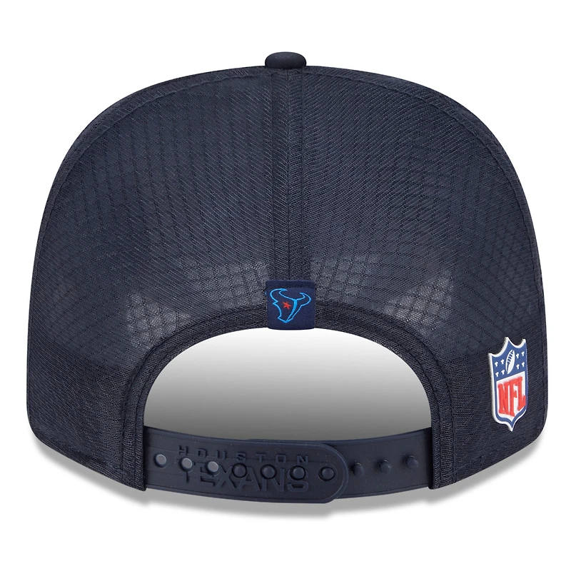 Casquette ajustable New Era bleu marine Houston Texans 2025 Sideline H-Town 9SEVENTY Trucker pour homme