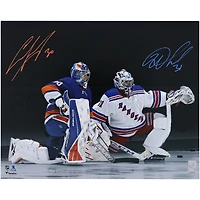 Photographie autographiée de 16" x 20" d'Igor Shesterkin des Rangers de New York et d'Ilya Sorokin des Islanders de New York sur un genou