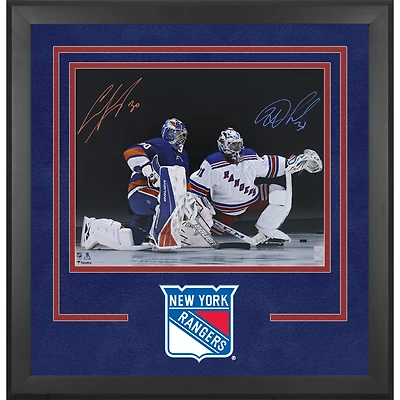 Photographie encadrée de luxe autographiée d'Igor Shesterkin des Rangers de New York et d'Ilya Sorokin des Islanders de New York, 16" x 20" sur un genou