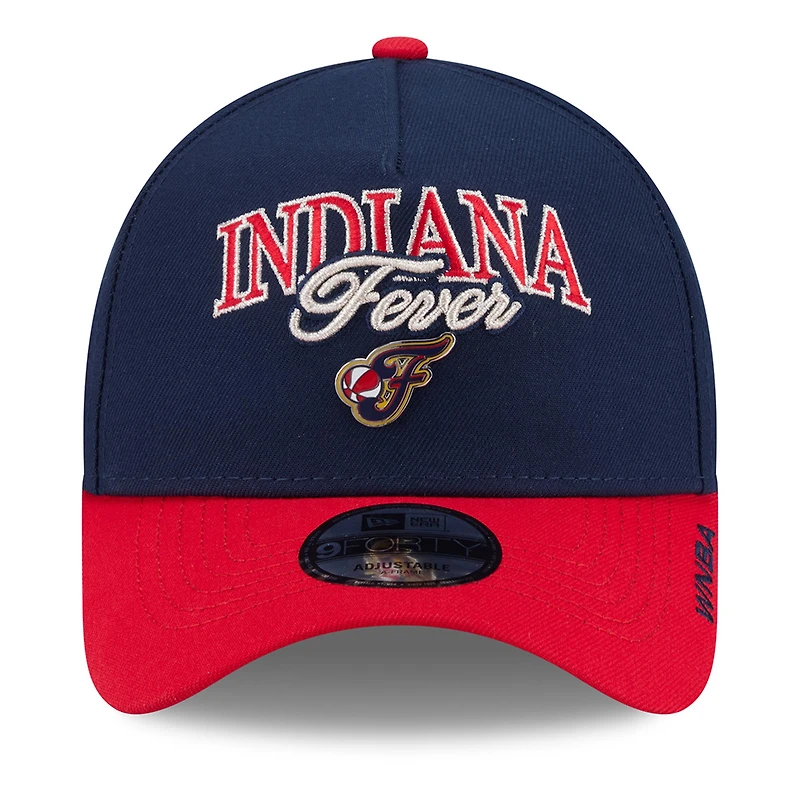 Casquette unisexe New Era bleu marine/rouge Indiana Fever WNBA Tip-Off 2026 avec badge métallique et monture en A, modèle 9FORTY ajustable