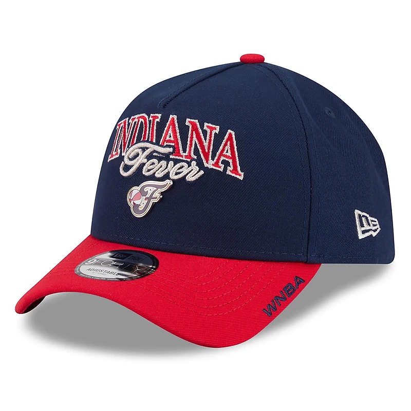 Casquette unisexe New Era bleu marine/rouge Indiana Fever WNBA Tip-Off 2026 avec badge métallique et monture en A, modèle 9FORTY ajustable