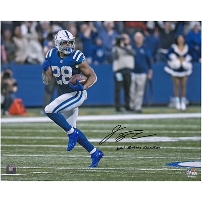 Photographie horizontale bleue autographiée de 16'' x 20'' de Jonathan Taylor Indianapolis Colts avec l'inscription « 2021 RUSHING CHAMPION »
