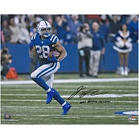 Photographie horizontale bleue autographiée de 16'' x 20'' de Jonathan Taylor Indianapolis Colts avec l'inscription « 2021 RUSHING CHAMPION »