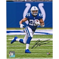 Photo de Jonathan Taylor, joueur des Indianapolis Colts, en train de courir, autographiée (8 x 10 pouces) avec son maillot royal