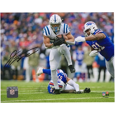 Photographie autographiée de Jonathan Taylor Indianapolis Colts en maillot blanc 8" x 10" en train de courir et d'esquiver