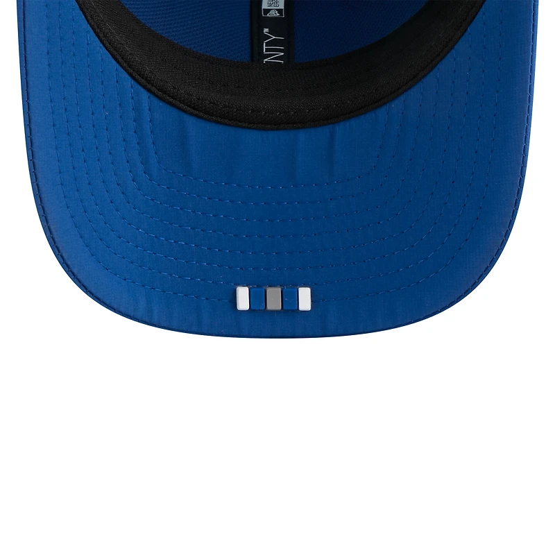 Casquette ajustable New Era Royal Indianapolis Colts 2025 Sideline 9SEVENTY Trucker pour homme