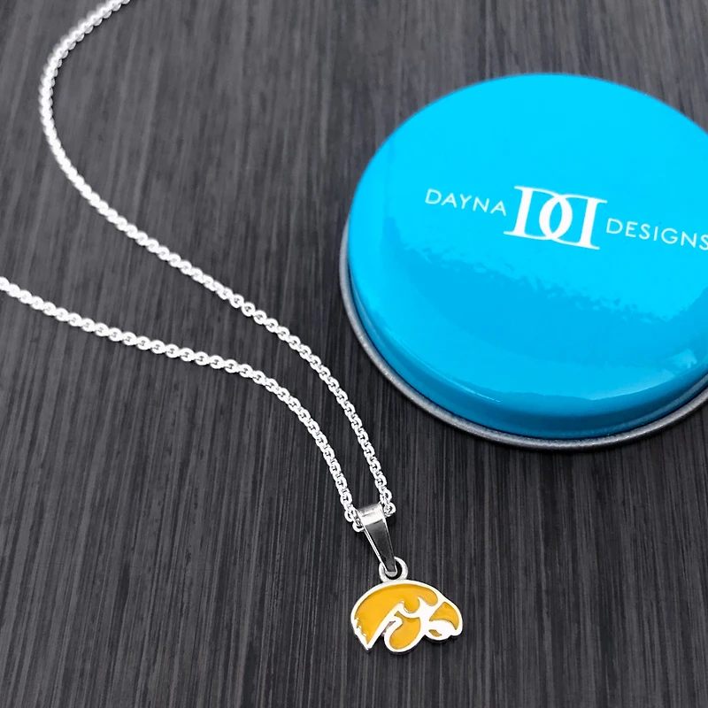 Dayna Designs Iowa Hawkeyes Petit collier pendentif en émail