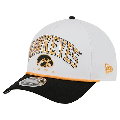Casquette ajustable New Era 9FORTY A-Frame M-Crown pour homme, blanche/noire, avec motif Arch et corde bicolore, des Iowa Hawkeyes