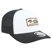 Casquette ajustable New Era 9SEVENTY blanche/noire pour homme, avec patchs perforés, des Iowa Hawkeyes