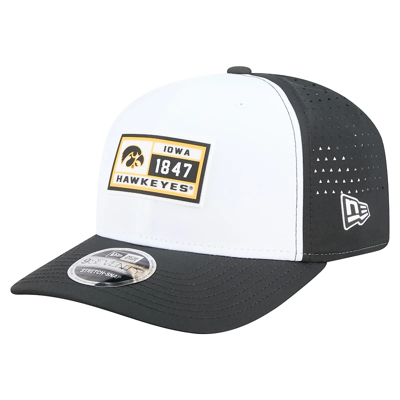 Casquette ajustable New Era 9SEVENTY blanche/noire pour homme, avec patchs perforés, des Iowa Hawkeyes