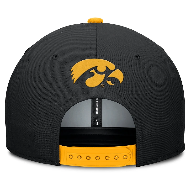 Casquette Nike noire/dorée Iowa Hawkeyes 2025 Sideline Campus Pro Local Snapback pour homme