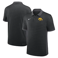Polo Nike Dri-FIT noir pour homme Iowa Hawkeyes 2026, collection début de saison, rayures victoire des entraîneurs, porté par les entraîneurs
