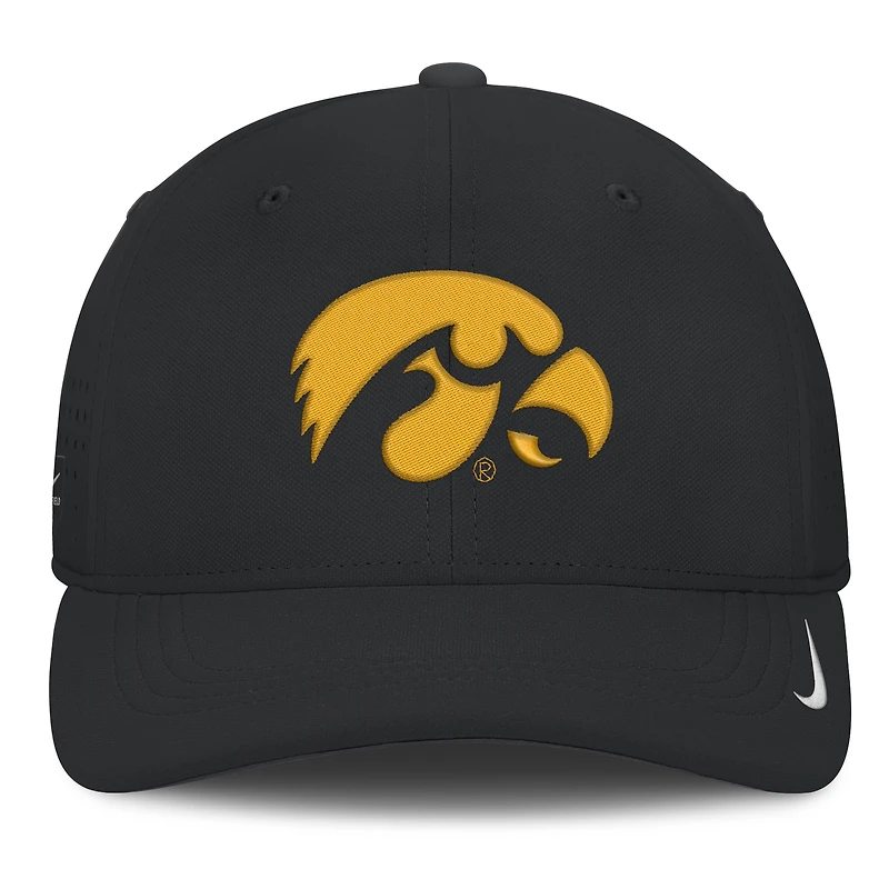 Casquette Nike noire pour homme Iowa Hawkeyes 2026 Sideline Practice AeroBill Swooshflex Dri-FIT