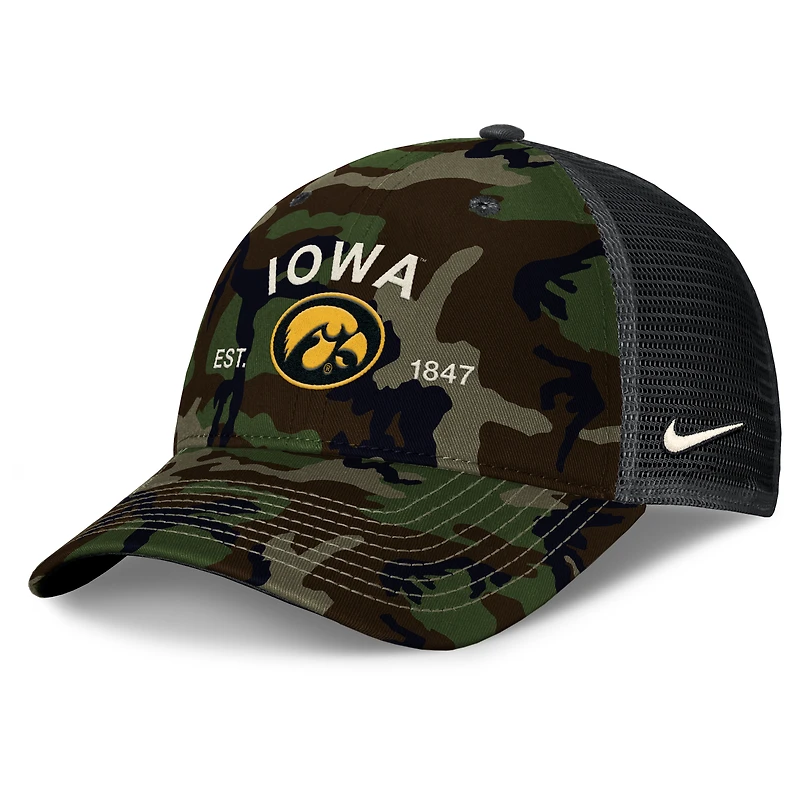 Casquette trucker ajustable Nike Camo Iowa Hawkeyes 2025 pour homme, édition spéciale militaire.