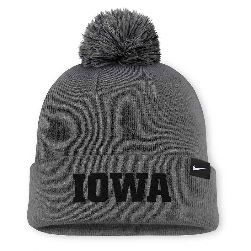 Bonnet en tricot à revers Nike Iowa Hawkeyes Primetime Peak Campus pour homme, couleur charbon, avec pompon