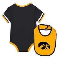 Ensemble body et bavoir pour nouveau-né bébé Colosseum Black Iowa Hawkeyes