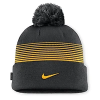 Bonnet unisexe Nike noir Iowa Hawkeyes 2026 On-Field à revers et pompon