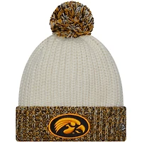 Bonnet en tricot à revers frais Iowa Hawkeyes New Era crème avec pompon pour femme
