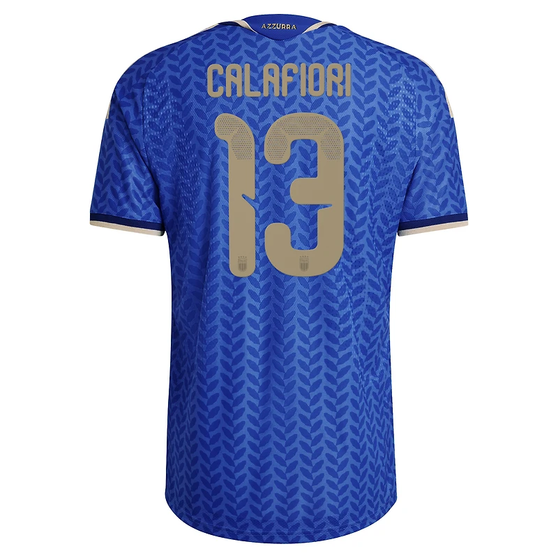 Maillot domicile authentique adidas Riccardo Calafiori bleu de l'équipe nationale d'Italie 2026 pour homme