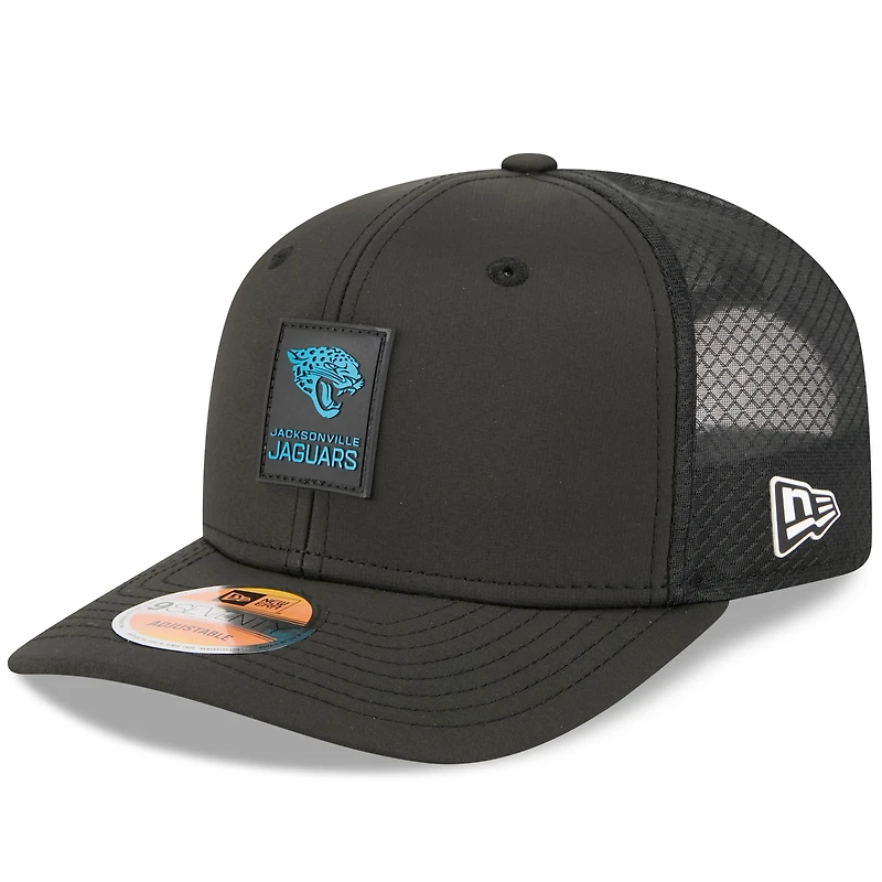 Casquette ajustable noire Jacksonville Jaguars 2025 Sideline 9SEVENTY Trucker pour homme de New Era