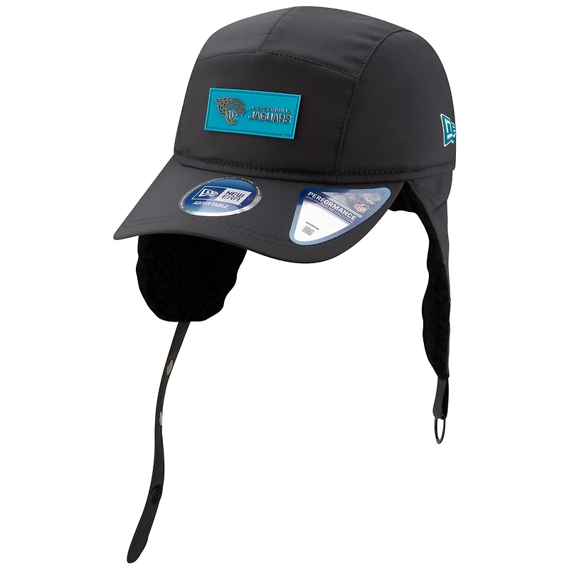 Casquette ajustable à oreilles de chien pour homme New Era, couleur charbon, Jacksonville Jaguars 2025 Sideline Runner