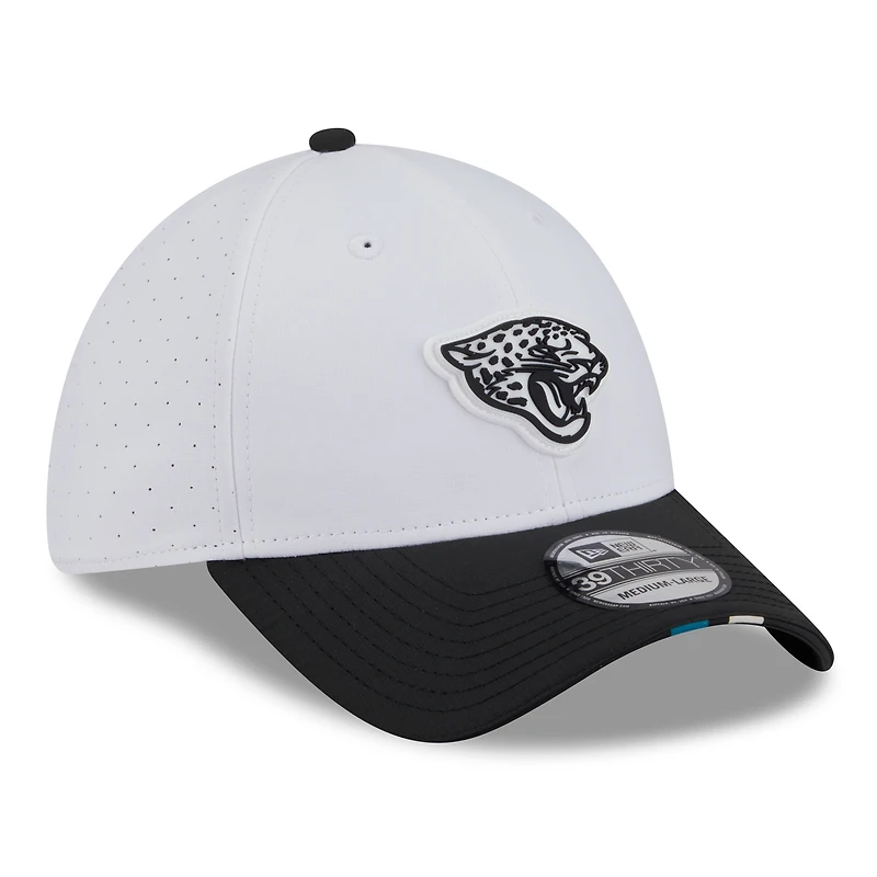 Men's New Era White/Black Jacksonville Jaguars 2025 NFL Training Camp 39THIRTY Flex Hat
