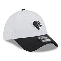 Men's New Era  White/Black Jacksonville Jaguars 2025 NFL Training Camp Throwback Logo 39THIRTY Flex Hat
