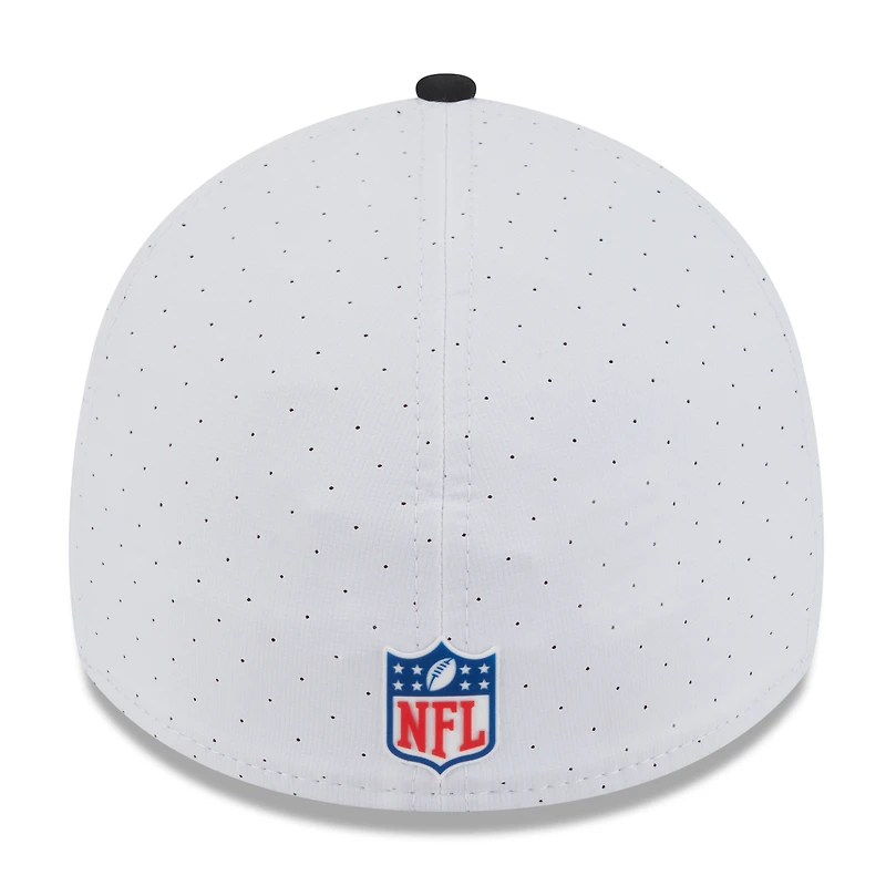 Casquette New Era 39THIRTY Flex blanche/noire pour homme, logo rétro du camp d'entraînement NFL 2025 des Jaguars de Jacksonville