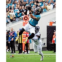 Photo de Parker Washington, joueur des Jaguars Jacksonville, non signé en 2025 (semaine 18), lors sa réception d'un touchdown