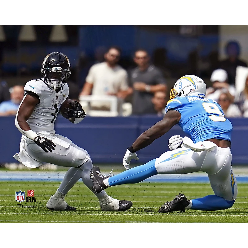 Photographie non signée de Travis Etienne Jacksonville Jaguars Manœuvres devant la défense