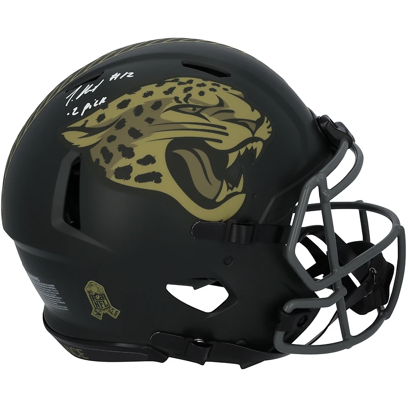 Casque Riddell Authentic 2025 Salute To Service, signé par Travis Hunter des Jaguars de Jacksonville, avec inscription « #2 Pick ».