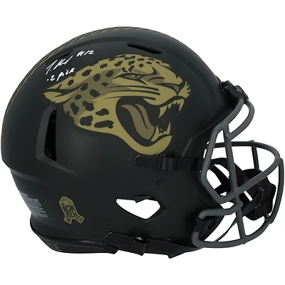 Casque Riddell Authentic 2025 Salute To Service, signé par Travis Hunter des Jaguars de Jacksonville, avec inscription « #2 Pick ».