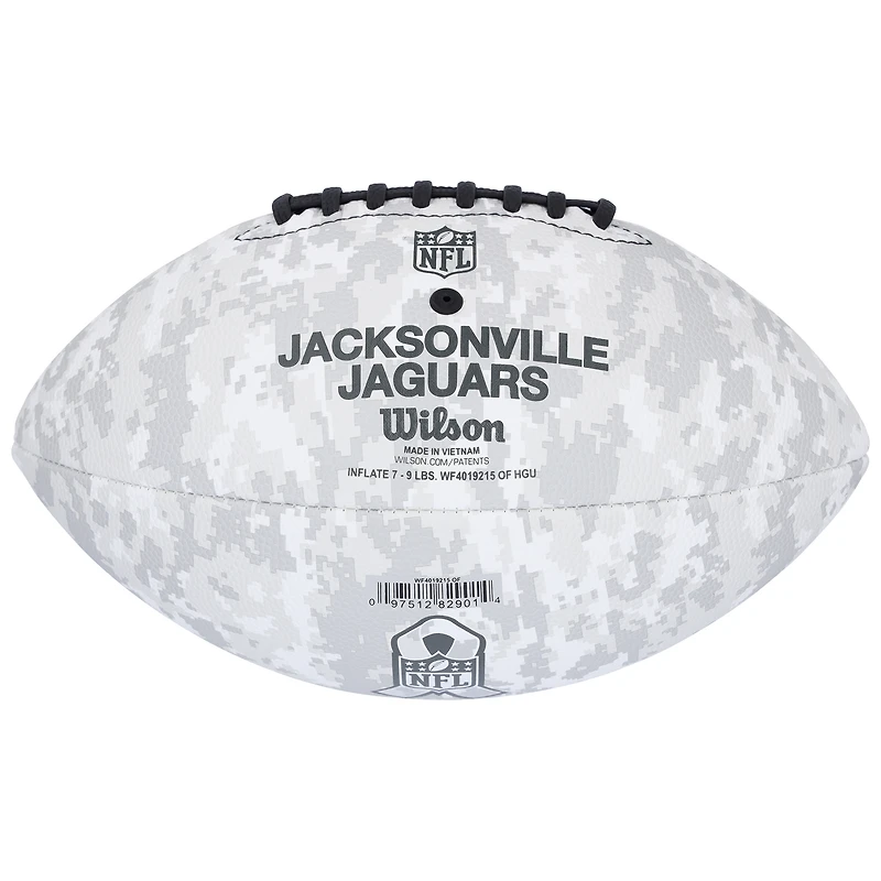 Ballon de football Wilson 2024 Salute To Service autographié par Travis Hunter, Jacksonville Jaguars