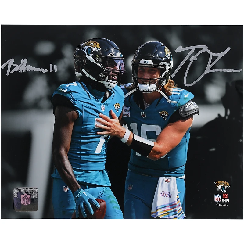Photographie dédicacée de Trevor Lawrence et Brian Thomas Jr., maillot bleu sarcelle des Jaguars de Jacksonville (8" x 10")